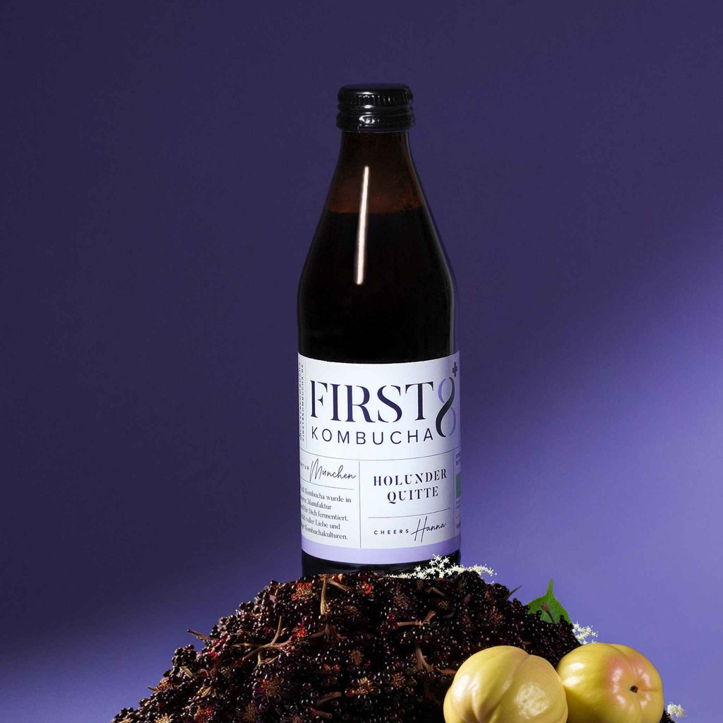 Raw Kombucha Flasche mit Holunderbeeren und Quitten